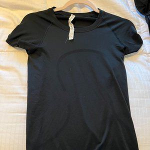 Lululemon Swiftly Tech Short Sleeve Shirt 2.0 Size 4 in Black